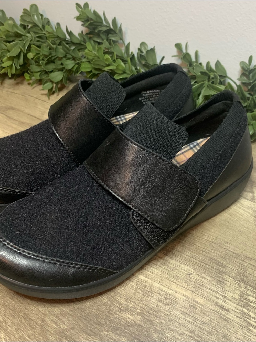 Womens Black Slip-On Comfort Shoes with Wide Strap Sz 38 TRAQ by Alegria